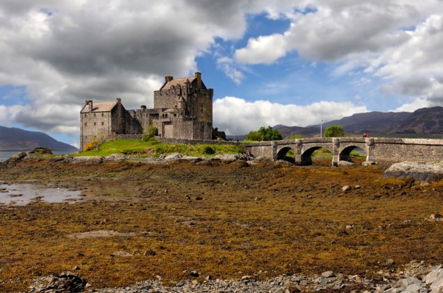 Um dos mais poderosos símbolos da <a href="https://viajeaqui.abril.com.br/paises/escocia" rel="Escócia" target="_blank">Escócia</a>, o sinistro castelo de Eilean Donan, numa ilhota do Loch Duich, teve suas primeiras fortificações erguidas no século 13, como forma de defender a região dos vikings