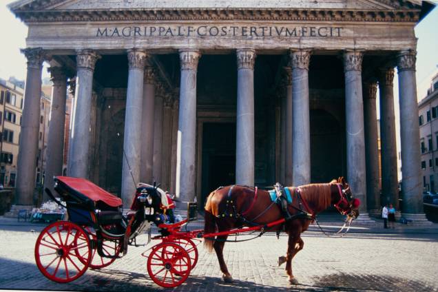 Charrete em frente ao Panteão de Agripa, monumento greco-romano na Piazza della Rotonda