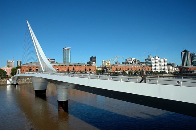 A Puente de la Mujer, no bairro portenho de Puerto Madero, foi projetada pelo arquiteto espanhol Santiago Calatrava e é exclusiva para pedestres. O autor teria se inspirado em um casal dançando tango. A ponte tem estrutura de aço de 160 metros, com um trecho giratório para a passagem das embarcações 