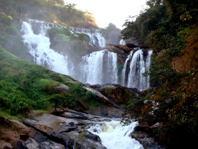 Esta rota de 200 km passa por <a href="https://viajeaqui.abril.com.br/estados/br-minas-gerais" target="_blank">Minas Gerais</a> quase na fronteira com <a href="https://viajeaqui.abril.com.br/estados/br-espirito-santo" target="_blank">Espírito Santo</a> e <a href="https://viajeaqui.abril.com.br/estados/br-rio-de-janeiro" target="_blank">Rio de Janeiro</a>. Ela começa na cidade de Tombos e termina em <a href="https://viajeaqui.abril.com.br/cidades/br-mg-alto-caparao" target="_blank">Alto Caparaó</a>. As vias são, em sua maioria, de estrada de terra, e cortam distritos pequenos e muita natureza. O trajeto todo pode ser percorrido em 4 dias com folga. De Alto Caparaó, é possível subir até o <a href="https://viajeaqui.abril.com.br/estabelecimentos/br-mg-alto-caparao-atracao-pico-da-bandeira" target="_blank">Pico da Bandeira</a>.<a href="https://www.caminhodaluz.org.br/" target="_blank">Veja mais informações no site oficial</a> Esta rota de 200 km passa por <a href="https://viajeaqui.abril.com.br/estados/br-minas-gerais" target="_blank">Minas Gerais</a> quase na fronteira com <a href="https://viajeaqui.abril.com.br/estados/br-espirito-santo" target="_blank">Espírito Santo</a> e <a href="https://viajeaqui.abril.com.br/estados/br-rio-de-janeiro" target="_blank">Rio de Janeiro</a>. Ela começa na cidade de Tombos e termina em <a href="https://viajeaqui.abril.com.br/cidades/br-mg-alto-caparao" target="_blank">Alto Caparaó</a>. As vias são, em sua maioria, de estrada de terra, e cortam distritos pequenos e muita natureza. O trajeto todo pode ser percorrido em 4 dias com folga. De Alto Caparaó, é possível subir até o <a href="https://viajeaqui.abril.com.br/estabelecimentos/br-mg-alto-caparao-atracao-pico-da-bandeira" target="_blank">Pico da Bandeira</a>.<a href="https://www.caminhodaluz.org.br/" target="_blank">Veja mais informações no site oficial</a>