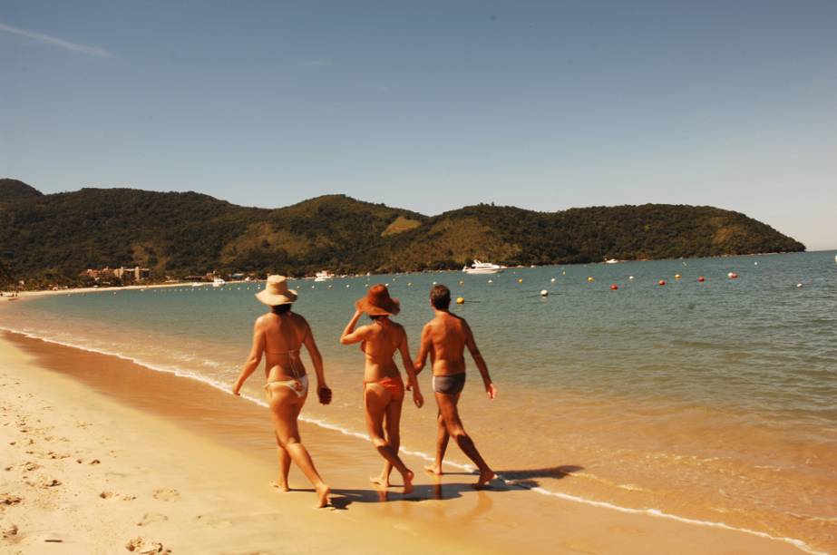 A parte mais preservada da Praia de Tabatinga fica restrita a um condomínio de luxo - para acessá-la é preciso estacionar o carro no canto esquerdo e chegar caminhando