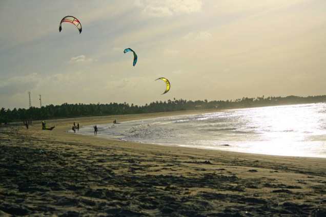 Os ventos constantes favorecem o kitsurf na cidade. O point é a Praia do Santo Cristo, que durante a alta temporada lota de pipas no mar