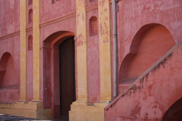 O edifício em tons rosa, do século 17, abriga o Monastério das Carmelitas Descalças. No seu interior, o Museu de Arte Religiosa Juan de Tejeda expõe imagens sacras