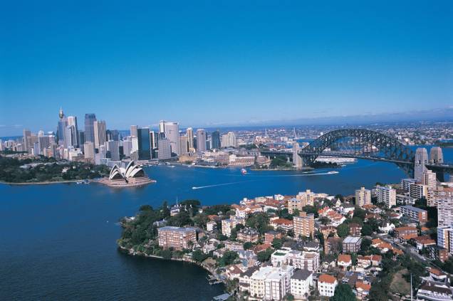 Vista geral da baía de Sydney com o Opera House à esquerda e a Harbour Bridge à direita