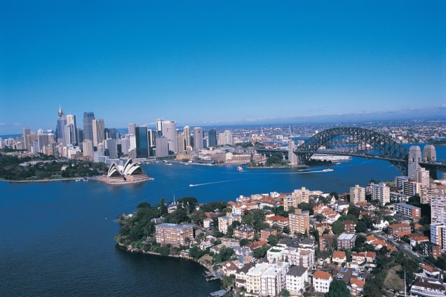 Ideal para quem gosta de qualidade de vida aliada a um clima que favorece esportes ao ar livre, <a href="https://viajeaqui.abril.com.br/cidades/australia-sydney" rel="Sydney" target="_blank"><strong>Sydney</strong></a> é o destino indicado.<br />  <br />  A cidade alcançou 94.5 pontos no critério qualidade de vida e tem 41 mil estudantes estrangeiros.<br />  <br />  (Na foto, a vista geral da baía de Sydney com o Opera House à esquerda e a Harbour Bridge à direita)