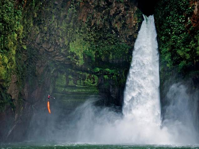 Uma temível cachoeira de 40 metros aparece no caminho do canoísta Ben Stookesberry, e ele desce de rapel em seu caiaque pelo penhasco no Alseseca, um rio que nuncafoi totalmente explorado no México.É sua 124a descida em rios bravios
