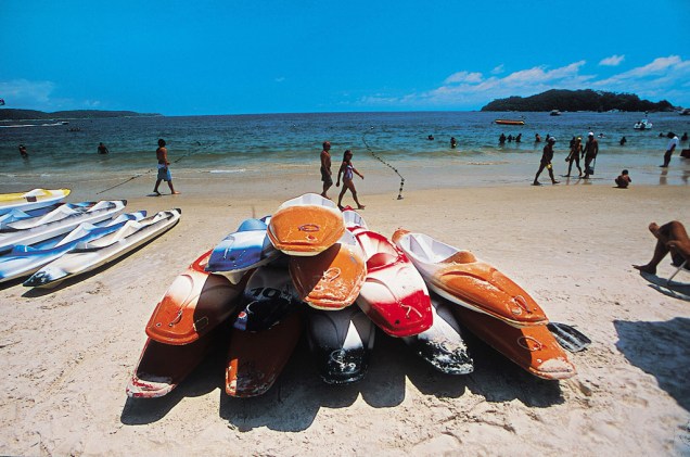 Aluguel de caiaque na <a href="https://viajeaqui.abril.com.br/cidades/br-sc-bombinhas" rel="Praia de Bombinhas"><strong>Praia de Bombinhas</strong></a>, finalista do Prêmio O Melhor de Viagem e Turismo 2012/2013