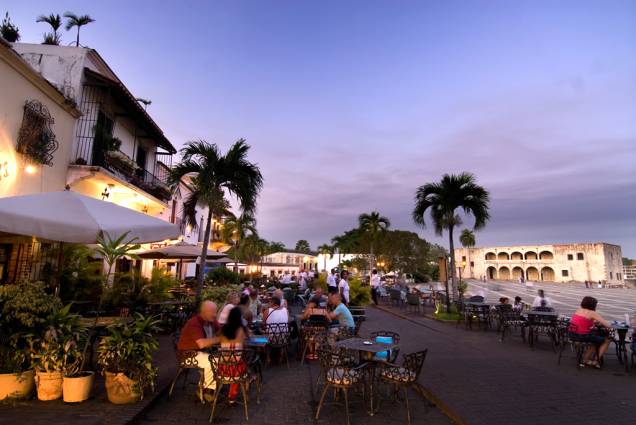 A Plaza España, na Cidade Colonial, concentra bares e restaurantes, onde os pratos são acompanhados por drinques coloridos à base de rum