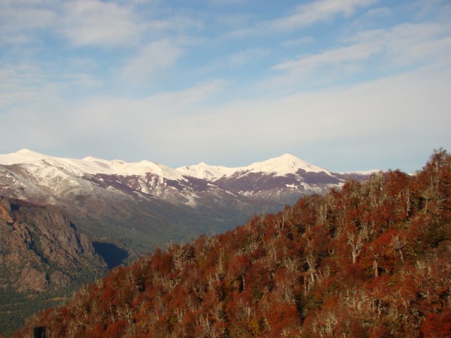De Cerro Otto, é possível ver as montanhas cobertas de gelo da Cordilheira dos Andes contrastando com os bosques de coníferas 