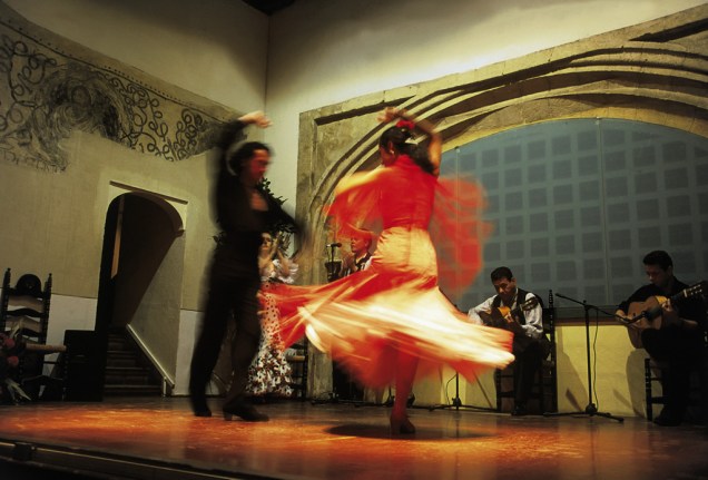 Casal dança Flamenco no bairro de Sacromonte, em Granada