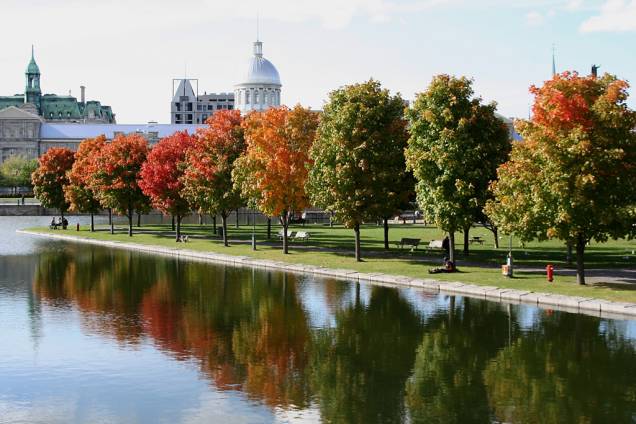 Parque na Vieux-Montréal, parte antiga da cidade, com charmosas construções coloniais Parque na Vieux-Montréal, parte antiga da cidade, com charmosas construções coloniais