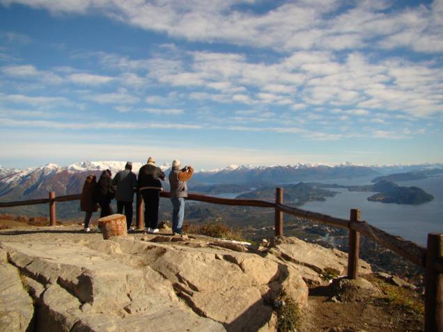 No cume do Cerro Otto, há um mirante e um restaurante giratório de 360 graus, que permitem uma vista panorâmica de Bariloche