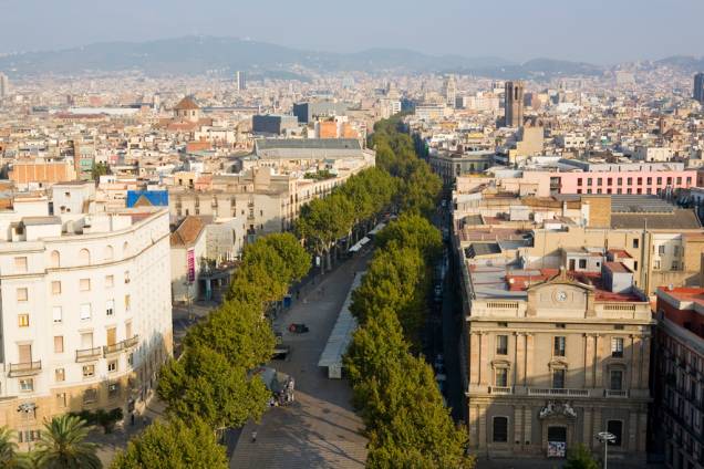 Um bom jeito de conhecer Barcelona é caminhar pelas ramblas, a longa e arborizada alameda que vai da Placa de Catalunya ao monumento a Colombo, localizado no porto