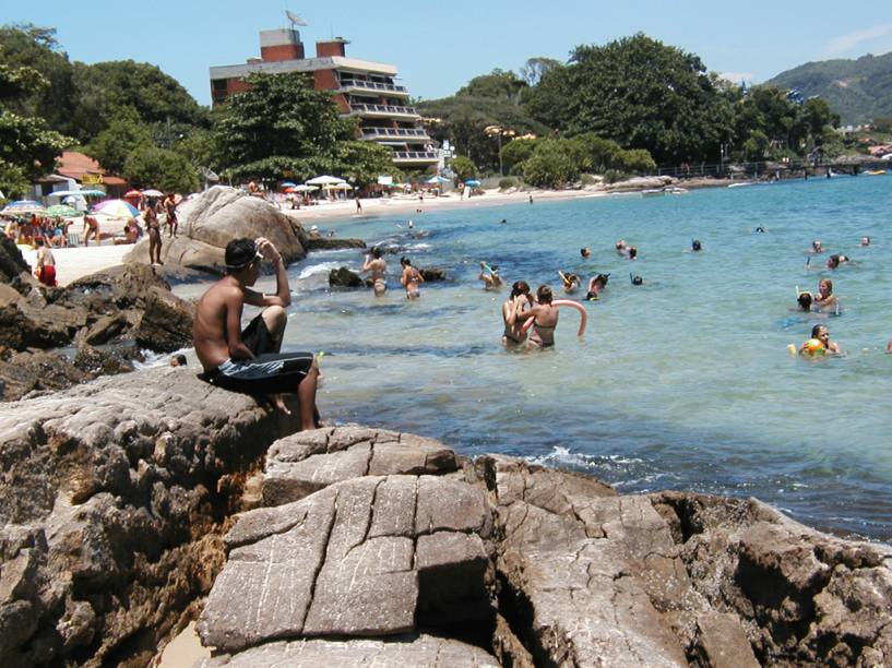 Praia do Embrulho, cercada de vegetação