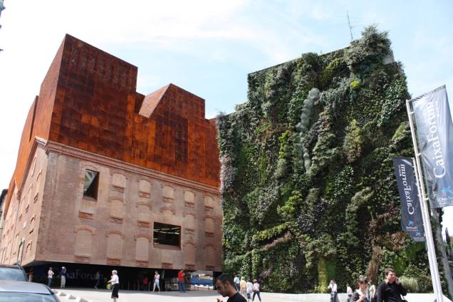 Reformado em 2001 para sediar o centro cultural, o CaixaForum tem um jardim vertical com 15 mil plantas Reformado em 2001 para sediar o centro cultural, o CaixaForum tem um jardim vertical com 15 mil plantas