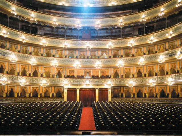 O Teatro Colón abriga apresentações de ópera, balé e concertos. A sala principal, em formato de ferradura, tem 33 metros de diâmetro e sete andares de camarote 