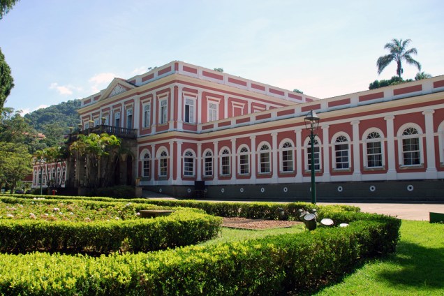 Palácio de fachada neoclássica, o Museu Imperial, em Petrópolis (RJ) foi construído por Dom Pedro II como um refúgio para a família imperial durante o verão