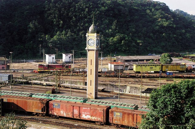 Torre com a réplica do relógio Big Ben e o complexo ferroviário de Paranapiacaba