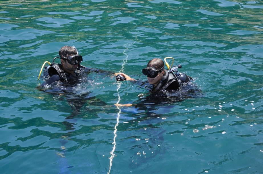 Angra é um bom ponto de mergulho, com vida marinha abundante, mar cheio de naufrágios e boa visibilidade na maior parte do ano