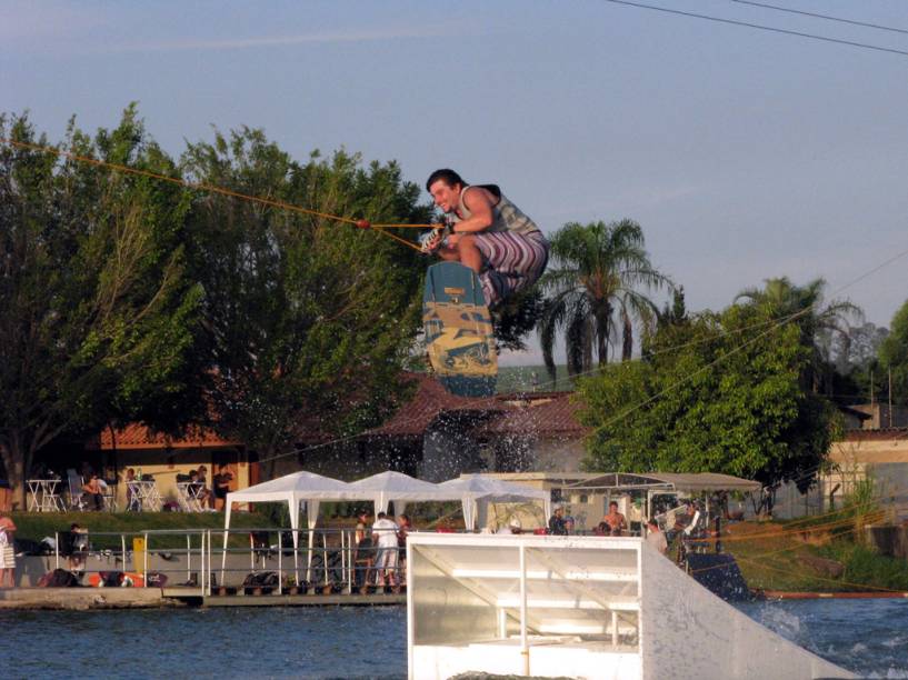 No Naga Cable Park, iniciantes e iniciados praticam esqui aquático e wakeboard com o auxílio de cabos de aço No Naga Cable Park, iniciantes e iniciados praticam esqui aquático e wakeboard com o auxílio de cabos de aço