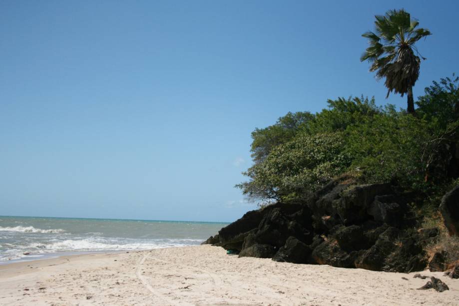 Mais bonita da região, a Praia de Tourinhos é semideserta, tem ondas fracas, areia fofa e recifes