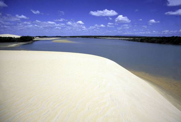 Completamente deserta, a Barra dos Remédios é uma das praias mais belas do litoral cearense