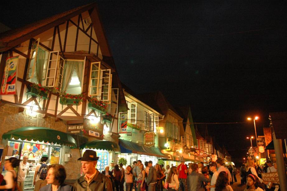 À noite, na <a href="http://viajeaqui.abril.com.br/estabelecimentos/br-sc-blumenau-atracao-parque-vila-germanica" rel="Via Germânica" target="_blank">Vila Germânica</a>, o fuzuê invade os três pavilhões e atravessa a madrugada durante a <a href="http://viajeaqui.abril.com.br/estabelecimentos/br-sc-blumenau-atracao-oktoberfest" rel="Oktoberfest" target="_blank">Oktoberfest</a>