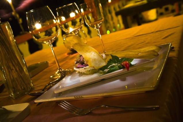 <strong><a href="https://viajeaqui.abril.com.br/estabelecimentos/br-rn-tibau-do-sul-restaurante-camamo" rel="Restaurante Camamo" target="_blank">Restaurante Camamo</a>, <a href="https://viajeaqui.abril.com.br/cidades/br-rn-tibau-do-sul" rel="Tibau do Sul" target="_self">Tibau do Sul</a>, <a href="https://viajeaqui.abril.com.br/estados/br-rio-grande-do-norte" rel="Rio Grande do Norte" target="_self">Rio Grande do Norte</a></strong> Se estiver aproveitando uma viagem romântica a dois na <a href="https://viajeaqui.abril.com.br/cidades/br-rn-praia-da-pipa" rel="Praia da Pipa" target="_self">Praia da Pipa</a> e quiser esticar até Tibau do Sul, a apenas 8 km do local e com praias mais tranquilas e clima sossegado, faça uma reserva no Camamo, que só atende casais. A chef Alzira Freitas conduz com maestria as receitas de pescados. O menu-confiança, com seis etapas, inclui ostras, camarões, lagosta, flores e frutas <em><a href="https://www.booking.com/city/br/tibau-do-sul.pt-br.html?aid=332455&label=viagemabril-restaurantes-no-nordeste" rel="Veja preços de hotéis próximos à Praia da Pipa no Booking.com" target="_blank">Veja preços de hotéis próximos à Praia da Pipa no Booking.com</a></em> <strong><a href="https://viajeaqui.abril.com.br/estabelecimentos/br-rn-tibau-do-sul-restaurante-camamo" rel="Restaurante Camamo" target="_blank">Restaurante Camamo</a>, <a href="https://viajeaqui.abril.com.br/cidades/br-rn-tibau-do-sul" rel="Tibau do Sul" target="_self">Tibau do Sul</a>, <a href="https://viajeaqui.abril.com.br/estados/br-rio-grande-do-norte" rel="Rio Grande do Norte" target="_self">Rio Grande do Norte</a></strong> Se estiver aproveitando uma viagem romântica a dois na <a href="https://viajeaqui.abril.com.br/cidades/br-rn-praia-da-pipa" rel="Praia da Pipa" target="_self">Praia da Pipa</a> e quiser esticar até Tibau do Sul, a apenas 8 km do local e com praias mais tranquilas e clima sossegado, faça uma reserva no Camamo, que só atende casais. A chef Alzira Freitas conduz com maestria as receitas de pescados. O menu-confiança, com seis etapas, inclui ostras, camarões, lagosta, flores e frutas <em><a href="https://www.booking.com/city/br/tibau-do-sul.pt-br.html?aid=332455&label=viagemabril-restaurantes-no-nordeste" rel="Veja preços de hotéis próximos à Praia da Pipa no Booking.com" target="_blank">Veja preços de hotéis próximos à Praia da Pipa no Booking.com</a></em>
