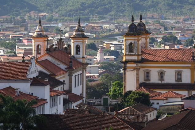 Torres das igrejas de São Francisco de Assis (à direita), e de Nossa Senhora do Carmo, na Praça Minas Gerais