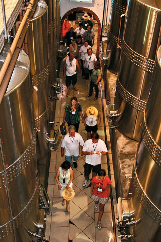 Turistas e os tanques de aço inox onde os vinhos fermentam. Atração da Festa da Vindima, na vinícola Casa Valduga, Vale dos Vinhedos, em Bento Gonçalves