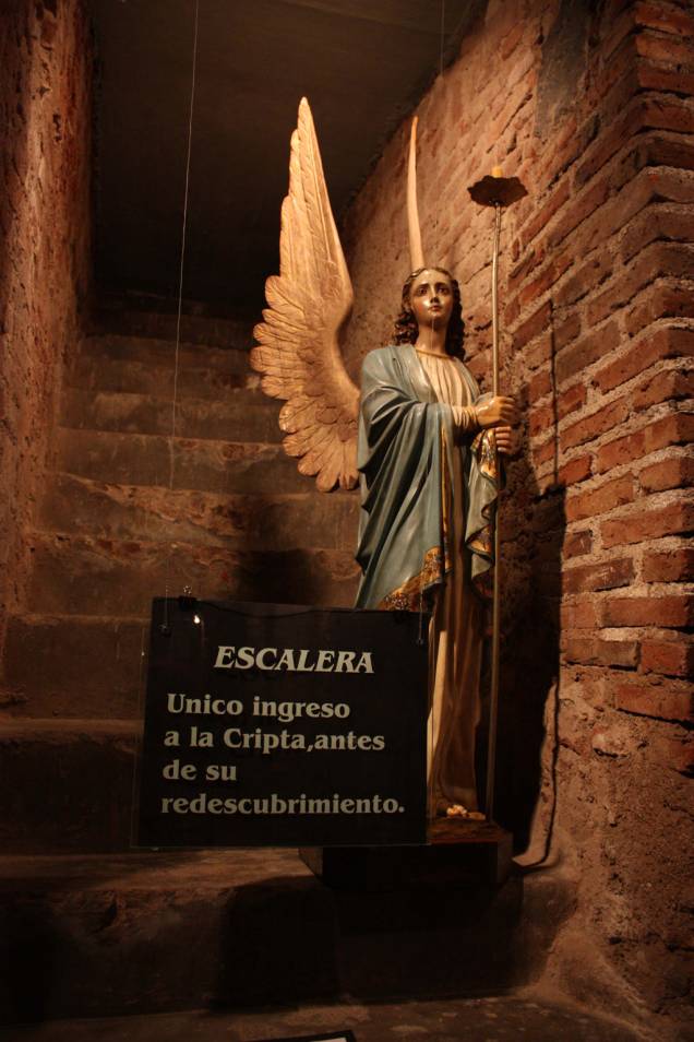 A Cripta Jesuítica do século 18 foi descoberta por acaso apenas em 1989. As paredes subterrâneas de pedra abrigam um museu com objetos e estátuas religiosas