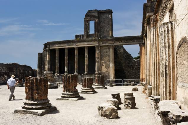 De <a href="http://viajeaqui.abril.com.br/cidades/italia-napoles" rel="Nápoles">Nápoles</a>, é possível visitar as ruínas de Pompeia, devastadas pela erupção do vulcão Vesúvio. O que restou da cidade antiga revela uma típica sociedade romana com fórum, templos e teatros bem preservados