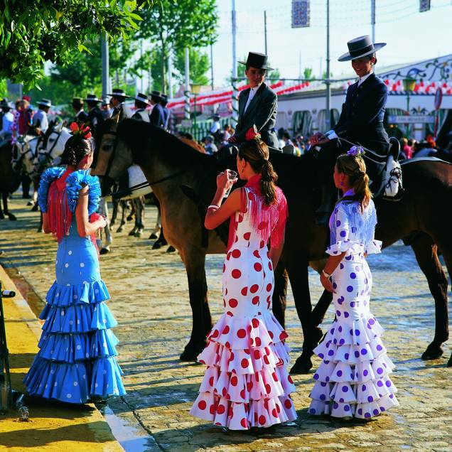 Sevilha fica colorida e lotada de barraquinhas com comidas típica na Feira de Abril. À noite, há apresentações de dança flamenca