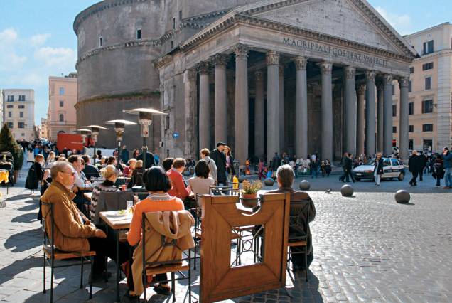 Ao longo de seus mais de 2 mil anos de existência, O Pantheon foi convertido em igreja católica no século 7 e hoje atrai pela sua história e beleza