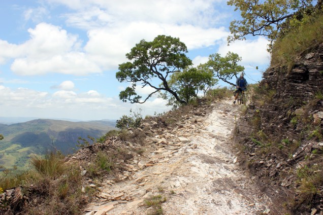 O <a href="https://viajeaqui.abril.com.br/estabelecimentos/br-mg-serra-da-canastra-atracao-parque-nacional-da-serra-da-canastra" target="_blank">Parque Nacional da Serra da Canastra</a> e dezenas de reservas ecológicas particulares na região têm estradinhas de terra que dão acesso a cachoeiras e mirantes belíssimos, muito procurados por cicloturistas e travessias à pé. Há uma grande oferta de campings, alguns deles próximos a piscinas de água termal e quente, hmmm! A região fica próxima à capital <a href="https://viajeaqui.abril.com.br/cidades/br-mg-belo-horizonte" target="_blank">Belo Horizonte</a> e pode ser percorrida em um, dois ou mais dias, seja carregando todos os equipamentos a cada deslocamento ou estabelecendo bases onde deixar a maioria da bagagem para explorar as cachoeiras e subir as serras com menos carga O <a href="https://viajeaqui.abril.com.br/estabelecimentos/br-mg-serra-da-canastra-atracao-parque-nacional-da-serra-da-canastra" target="_blank">Parque Nacional da Serra da Canastra</a> e dezenas de reservas ecológicas particulares na região têm estradinhas de terra que dão acesso a cachoeiras e mirantes belíssimos, muito procurados por cicloturistas e travessias à pé. Há uma grande oferta de campings, alguns deles próximos a piscinas de água termal e quente, hmmm! A região fica próxima à capital <a href="https://viajeaqui.abril.com.br/cidades/br-mg-belo-horizonte" target="_blank">Belo Horizonte</a> e pode ser percorrida em um, dois ou mais dias, seja carregando todos os equipamentos a cada deslocamento ou estabelecendo bases onde deixar a maioria da bagagem para explorar as cachoeiras e subir as serras com menos carga