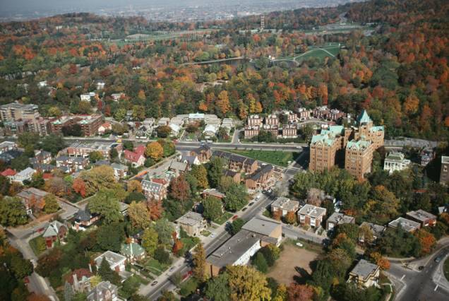 <a href="https://viajeaqui.abril.com.br/cidades/canada-montreal" rel="Montreal" target="_blank"><strong>Montreal </strong></a>é conhecida como a capital cultural do Canadá, sendo que o francês é a língua dominante. Eventos como o Festival Internacional de Jazz e o maior festival do mundo de comédia, o “Just for Laughs”, acontecem lá.<br /> <br /> A cidade alcançou 93 pontos no quesito qualidade de vida. Em comparação as universidades de Londres ou Austrália, as mensalidades de Montreal têm preços favoráveis. <a href="https://viajeaqui.abril.com.br/cidades/canada-montreal" rel="Montreal" target="_blank"><strong>Montreal </strong></a>é conhecida como a capital cultural do Canadá, sendo que o francês é a língua dominante. Eventos como o Festival Internacional de Jazz e o maior festival do mundo de comédia, o “Just for Laughs”, acontecem lá.<br /> <br /> A cidade alcançou 93 pontos no quesito qualidade de vida. Em comparação as universidades de Londres ou Austrália, as mensalidades de Montreal têm preços favoráveis.