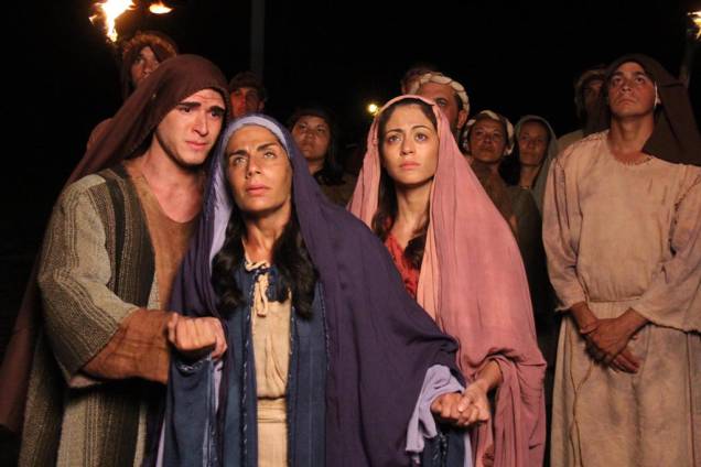 A atriz Carol Castro (à dir.) interpreta Madalena na peça Paixão de Cristo, em Nova Jerusalém, Pernambuco. Ao lado está a atriz Luciana Lyra como Maria. A atriz Carol Castro (à dir.) interpreta Madalena na peça Paixão de Cristo, em Nova Jerusalém, Pernambuco. Ao lado está a atriz Luciana Lyra como Maria.