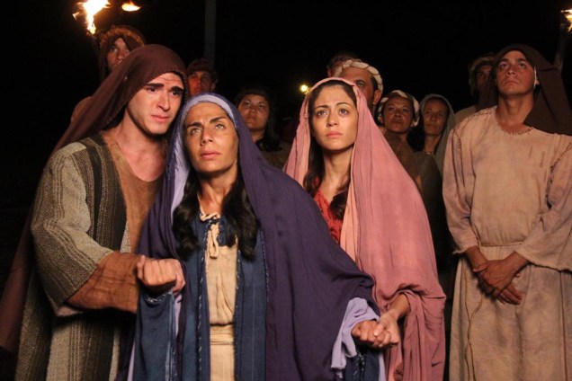 A atriz Carol Castro (à dir.) interpreta Madalena na peça Paixão de Cristo, em Nova Jerusalém, Pernambuco. Ao lado está a atriz Luciana Lyra como Maria.