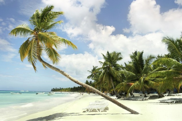 A combinação de mar azul-turquesa, areia branca e coqueiros fazem do passeio até a Ilha de Saona um dos mais concorridos para os turistas que viajam à República Dominicana