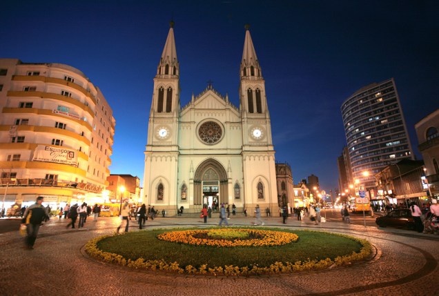 Catedral Basílica Menor, localizada no Centro Histórico da cidade. Com o projeto de revitalização, o lugar tornou-se um dos melhores passeios de Curitiba