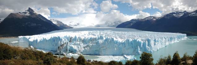 Ao todo, a geleira <strong>Perito Moreno</strong> ocupa uma área de 250 quilômetros quadrados e possui 60 metros metros de altura. Daqui, é possível ver espetáculos de ruptura de gelo, que provoca verdadeiros estrondos Ao todo, a geleira <strong>Perito Moreno</strong> ocupa uma área de 250 quilômetros quadrados e possui 60 metros metros de altura. Daqui, é possível ver espetáculos de ruptura de gelo, que provoca verdadeiros estrondos