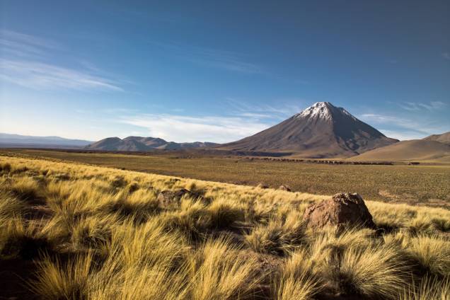 O Deserto do Atacama é o mais alto e mais seco do mundo. Localizado ao norte do Chile, o imenso deserto esparrama-se entre o Oceano Pacífico e a Cordilheira dos Andes. O Vulcão Licacanbur é um dos cartões-postais da região