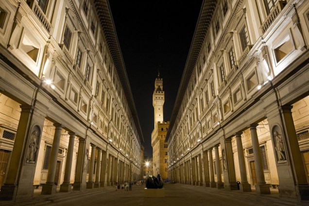 A Galeria Uffizi reúne o mais importante acervo de pinturas renascentistas do mundo, com obras de Botticelli, Michelangelo e Rafael. Ao fundo, a torre do Palazzo Vecchio