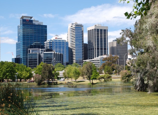 Perth, maior cidade da região oeste do país, atrai estudantes internacionais em busca de cursos com preços mais acessíveis em comparação com Sydney ou Melbourne