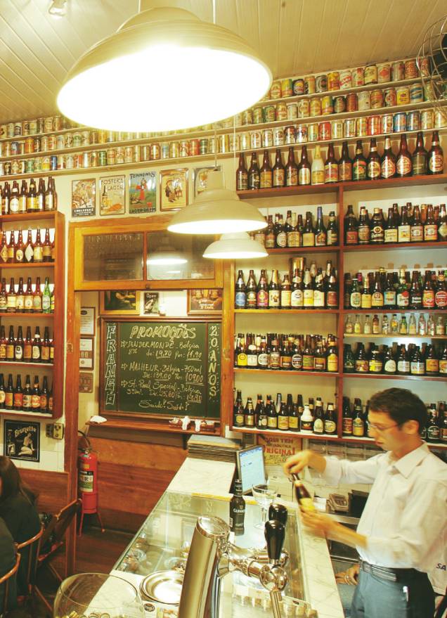 Cervejas de cima a baixo, do mundo todo, no Frangó Cervejas de cima a baixo, do mundo todo, no Frangó