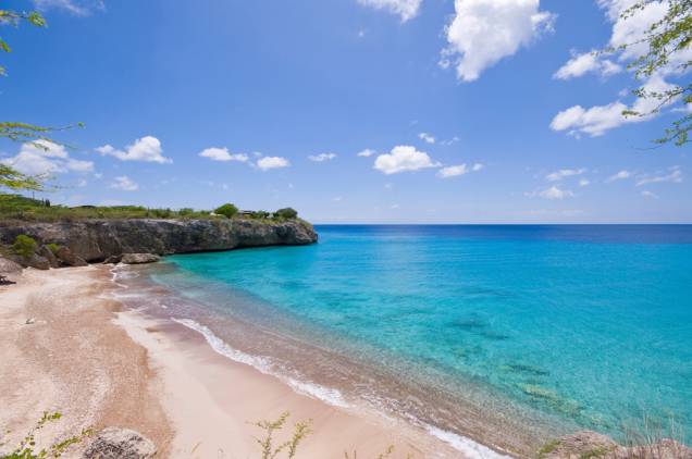 O tom da água azul-turquesa do Caribe é um dos atrativos das praias de Curaçao, a maior ilha das Antilhas Holandesas