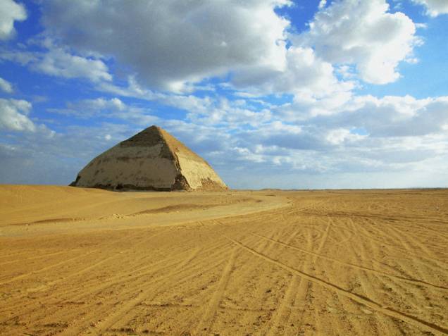 Pirâmide romboidal (Bent pyramid), próxima a necrópolis de Mênfis, Egito