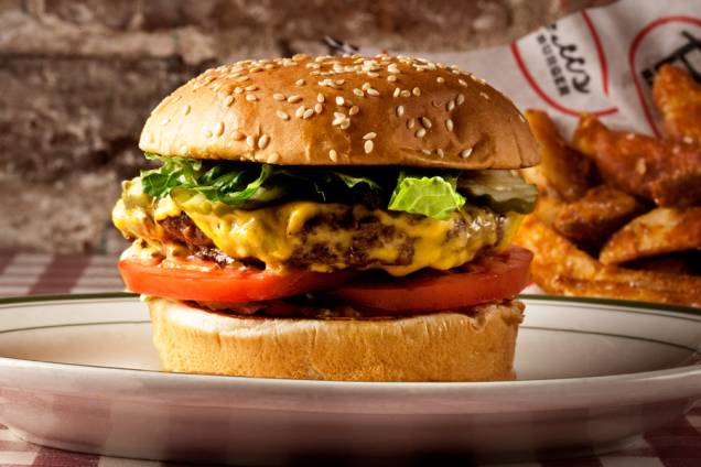 <a href="http://www.billsbarandburger.com" rel="Bills Burger" target="_blank"><strong>Bills Burger</strong></a>Aberto em 2009 numa esquina movimentada do Meatpacking District, a rede já conta com duas unidades em Manhattan --a segunda fica no Rockefeller Center. O hambúrguer é muito saboroso, mas pequeno, portanto, se estiver com muita fome, peça dois. Experimente o clássico Bill’s Burger, que vem com queijo, alface, tomate, pickles e um molho especial da casa.Se preferir provar uma receita diferente, o Mushroom and Swiss Burger é uma ótima pedida (com cogumelos e queijo suíço). Tanto as Steak Fries (batata frita com casca) quanto as Sweet Potatos Fries (batata frita doce) dão um toque especial à refeição. Para beber, o Bills tem uma seleção fantástica de cervejas, como a Bill’s Brew, a <em>draft beer</em> da casa, e alguns shakes especiais, como o torta de abóbora. A meia-luz do restaurante cria um clima atraente para casais. É também um bom lugar para fugir de turistas, já que o ambiente é típico de <em>happy hour</em> de americanos.<strong>Endereço:</strong> <em>22 Ninth Avenue (Meatpacking District)</em>