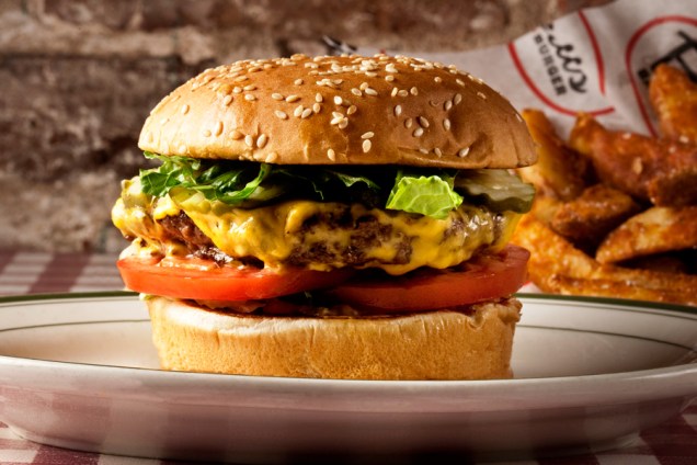 <a href="https://www.billsbarandburger.com" rel="Bills Burger" target="_blank"><strong>Bills Burger</strong></a>Aberto em 2009 numa esquina movimentada do Meatpacking District, a rede já conta com duas unidades em Manhattan --a segunda fica no Rockefeller Center. O hambúrguer é muito saboroso, mas pequeno, portanto, se estiver com muita fome, peça dois. Experimente o clássico Bill’s Burger, que vem com queijo, alface, tomate, pickles e um molho especial da casa.Se preferir provar uma receita diferente, o Mushroom and Swiss Burger é uma ótima pedida (com cogumelos e queijo suíço). Tanto as Steak Fries (batata frita com casca) quanto as Sweet Potatos Fries (batata frita doce) dão um toque especial à refeição. Para beber, o Bills tem uma seleção fantástica de cervejas, como a Bill’s Brew, a <em>draft beer</em> da casa, e alguns shakes especiais, como o torta de abóbora. A meia-luz do restaurante cria um clima atraente para casais. É também um bom lugar para fugir de turistas, já que o ambiente é típico de <em>happy hour</em> de americanos.<strong>Endereço:</strong> <em>22 Ninth Avenue (Meatpacking District)</em>