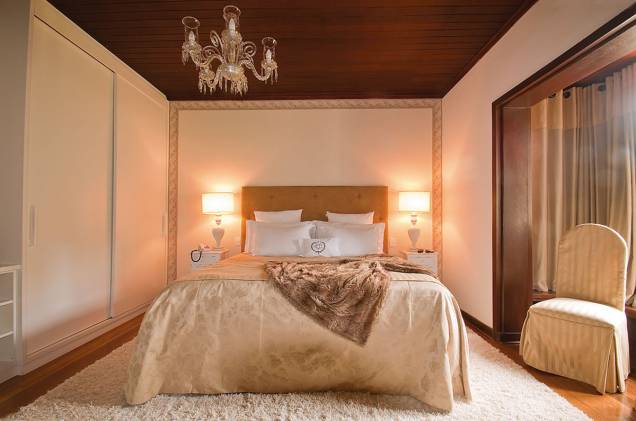 <strong>8. <a href="https://viajeaqui.abril.com.br/estabelecimentos/br-sp-campos-do-jordao-hospedagem-villa-casato-residenza" rel="Villa Casato Residenza" target="_blank">Villa Casato Residenza</a></strong> Na mansão, que pertenceu à família Matarazzo na década de 1930, há mimos como espumante no check-in e frutas frescas e arrumações extras nos quartos <a href="https://www.booking.com/hotel/br/villa-casato-residenza.pt-br.html?aid=332455&label=viagemabril-camposdojordao" rel="Faça sua reserva no Villa Casato Residenza pelo Booking.com" target="_blank">Faça sua reserva no Villa Casato Residenza pelo Booking.com</a> <strong>8. <a href="https://viajeaqui.abril.com.br/estabelecimentos/br-sp-campos-do-jordao-hospedagem-villa-casato-residenza" rel="Villa Casato Residenza" target="_blank">Villa Casato Residenza</a></strong> Na mansão, que pertenceu à família Matarazzo na década de 1930, há mimos como espumante no check-in e frutas frescas e arrumações extras nos quartos <a href="https://www.booking.com/hotel/br/villa-casato-residenza.pt-br.html?aid=332455&label=viagemabril-camposdojordao" rel="Faça sua reserva no Villa Casato Residenza pelo Booking.com" target="_blank">Faça sua reserva no Villa Casato Residenza pelo Booking.com</a>